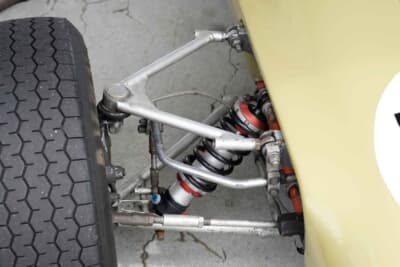 アレクシスMk14 フォーミュラ フォード:丸断面のフレームに天地Aアームで構成されたダブルウィッシュボーンのフロントサスペンション。本来フレームの内側が水路になっているが、現在のレギュレーションでは外に別ラインとして追加されている(赤いパイプがそれである)