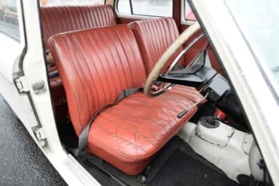 ヒルマン ミンクス シリーズⅤ:セパレートだが、ベンチシートのように隣同士が付いているフロントシートは、破れがあったが綺麗に縫合。もちろんオーナー自身の手による作業である