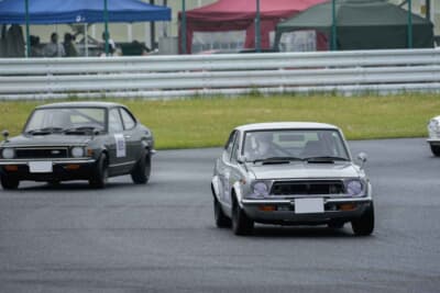 トヨタ スプリンター トレノ:サーキット走行を楽しむ小林さんのトレノ。続いて珍しい初代レビン前期型は友人のTさんだ。2台のTE27がランデブーする