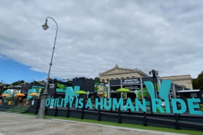 ケーニヒ広場のオープンスペース中央ステージ