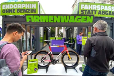 高級ロードバイクのブースかと思いきや、じつは自転車も通勤用に経費で落とすことができると教えて頂きました。さすがに安いママチャリは難しいかもと思ったりして