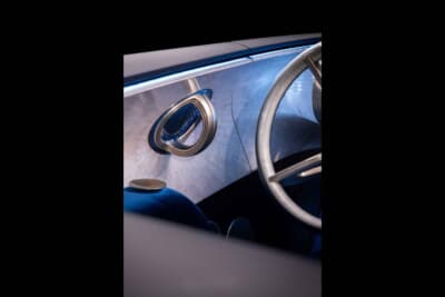 メルセデスベンツ・ビジョン・アイコニック:銀金色の真鍮製ハンドルのアクセントがモダンクラシック