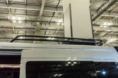 日産 キャラバン:外観はルーフにエアコンやルーフラックを設置している以外は、基本的にノーマルである