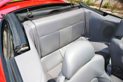 三菱 エクリプス スパイダー:リアシートはご覧のような広さで、家族と一緒のドライブも十分に可能である。多くの人が気になるであろう雨漏りはごくわずかとのことだ