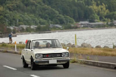 日産 スカイライン2000GT-R:初日のゴールはもう間もなく、丹後の海岸線を走る根元夫妻