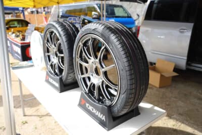 横浜タイヤはコペン専用設計のADVAN A50・165/50R16（2024年9月発売）とADVAN NEOVA AD09・165/50R16（今冬発売予定）を展示した