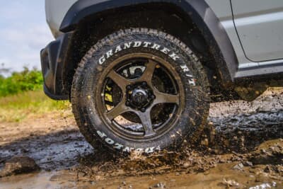 WEDS ADVENTURE HASE SPECⅡ：無機粒子が配合されることで塗膜と汚れの接触面積が抑えられ、汚れが付着しにくく、汚れても落としやすくなっている