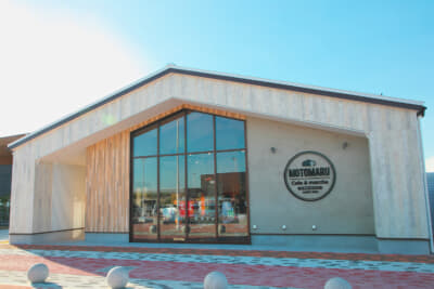 本巣PAにはカフェ＆マルチェが隣接していておみやげが購入できる