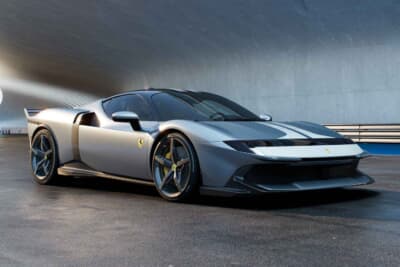 フェラーリ849テスタロッサ：約20kg軽量化のAssetto Fiorano仕様は白と赤のグラデーションで、伝統的2本ラインを蘇らせた