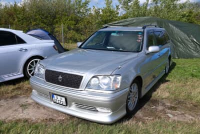 エアロバンパー装着のクラウン・エステートは右ハンドルです