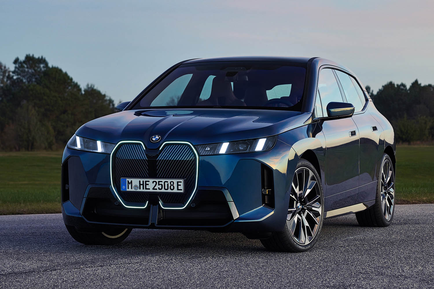 一充電航続距離723km！一部改良で魅力アップのBMW「iX」は史上最大