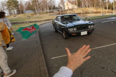 トヨタ セリカ2000GTリフトバック：標高差のあるコースを走破し、ゴールする田玉千章さんと大田智浩さん組