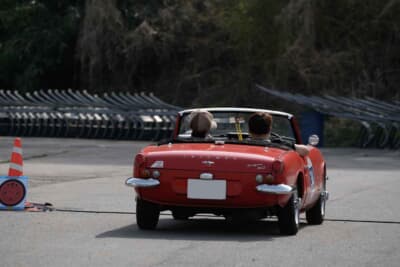 トライアンフ スピットファイアMk3:専用の計測機器を使わなくても、たまに誤差ゼロの「コンマゼロ」という線が踏めた時は、夫婦で大喜びする。その瞬間が楽しいと南さんご夫妻は笑う