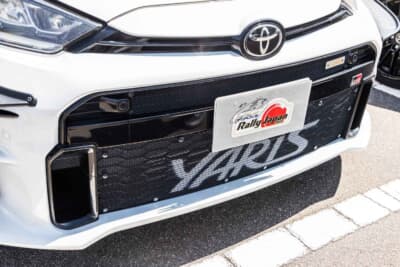 トヨタ GRヤリス:ラジエターグリルにYARISロゴの入るメッシュネットを装着