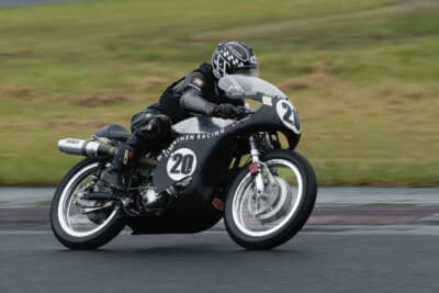 2輪レース「ヴィンテージツーリストトロフィー」には1962年式トライアンフ・トライトンで出走した土井さん。ポールポジションを獲得したが、インマニのクラックから順位を落とし、決勝レースは2位のフィニッシュとなった