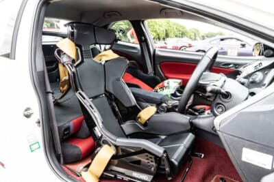 ホンダ シビック タイプRユーロ:ドライバーズシートはレカロRMSに換装して、4点式シートベルトも追加されている
