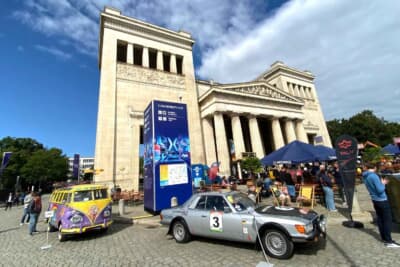 ケーニヒ広場の会場にはEVのみならず、さまざまな車両も出展