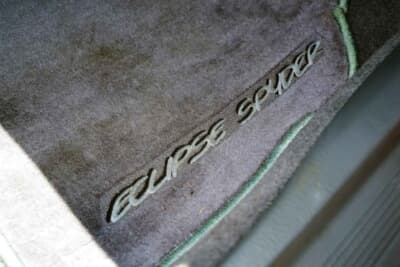 三菱 エクリプス スパイダー:立体的なロゴのフロアマットはあまり見かけない。走行距離が非常に少ないせいか28年も前のパーツとは思えないコンディションだ