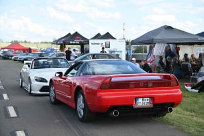 散歩する犬の睨み合いのような駐車の仕方。これもゆる〜いイベントならでは