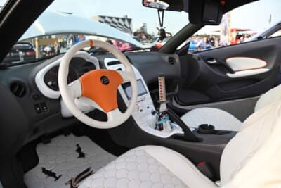 黒ベースのキャビンにベージュホワイト/オレンジを組み合わせたトリム。刀シフトレバーが人気ですね