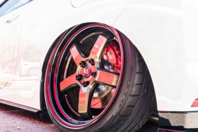 トヨタ GRヤリス：フロントに5mmのスペーサーを併用することで、フェンダー内側にギリギリ収まる絶妙なオフセットを実現している。極限のローダウン状態では、ホイールのリム上部がフェンダー内に完全に収まるスタイルだ