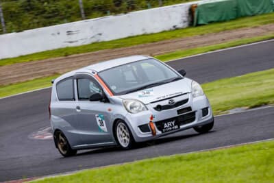 5代目のL275型ミラに乗り換えた直後である。カラーリングしていない須藤の車両はかなりレアだ