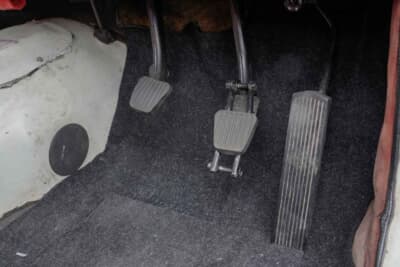 ヒルマン ミンクス シリーズⅤ:ブレーキのマスターシリンダーの内径が違うサイズのものを流用したことで、踏力を補おうとペダルを延長したそうだ