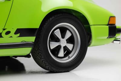 30万2000ドル(邦貨換算約4450万円)で落札されたポルシェ「911カレラ 2.7タルガ」(C)Courtesy of RM Sotheby's