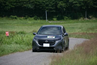 デイラリーは、主催者から指定されたアベレージ速度で競技ルートの区間を正確に走行できているかどうかを、チェックポイント通過時の正解タイムとの誤差の集積で競い合う