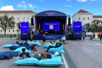 普段は非常に交通量の多い大学前の道路は、IAA開催期間中は歩行者天国になっています