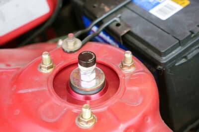 三菱 エクリプス スパイダー:社外品の車高調はほとんどなく、かろうじて見つけたラルグス製サスキットを装着。インチアップしたタイヤとホイールの恩恵もあり、満足できる乗り心地になった