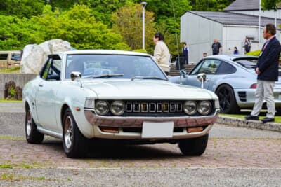 トヨタ セリカ 1400LT:マイナーチェンジでラジエータグリルはハニカムから写真のような形状に変更