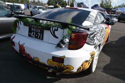 グラフィックな痛車はチェリカ（日本呼びセリカ）、うん？　野長09って…