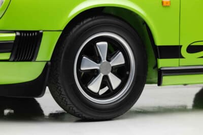 30万2000ドル(邦貨換算約4450万円)で落札されたポルシェ「911カレラ 2.7タルガ」(C)Courtesy of RM Sotheby's