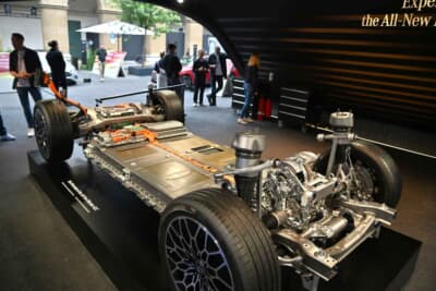 新型GLCのプラットフォームを展示