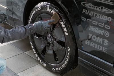 単なる洗車ブラシではなくコシの強い毛を採用したタイヤ専用ブラシ。タイヤの凹凸や溝に入り込んだ汚れもしっかりと落とすことが可能。手にしっかりとフィットする握りやすい形状なので作業性にも優れている。タイヤクリーナーと併用すると効果大