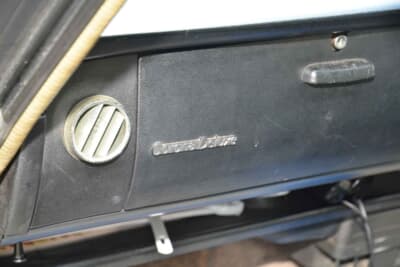 トヨペット コロナ：ダッシュパネルにはコロナ デラックスのエンブレムが備わる