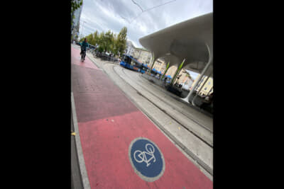 路面電車の駅のすぐ横にある自転車道。歩行者がここを歩くことは禁止されている