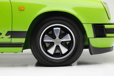 30万2000ドル(邦貨換算約4450万円)で落札されたポルシェ「911カレラ 2.7タルガ」(C)Courtesy of RM Sotheby's