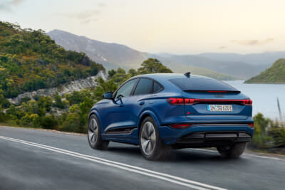 アウディSQ6 e-tron Sportback:ボディ下部に流れる黒いサイドシルがバッテリーの存在を訴求する