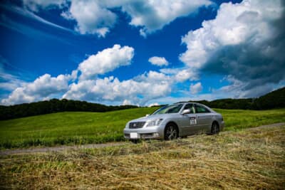 デイラリーは、主催者から指定されたアベレージ速度で競技ルートの区間を正確に走行できているかどうかを、チェックポイント通過時の正解タイムとの誤差の集積で競い合う