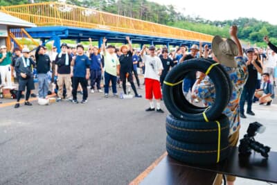 表彰式の後にはジャンケン大会。イチバンの目玉はヴァリノタイヤ「VR08GPスポーツ」だ