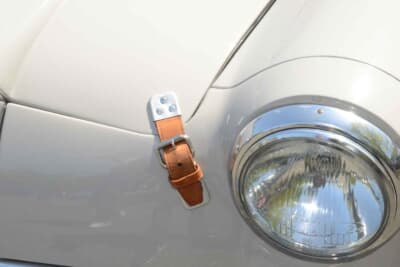 ライレー 1.5:革のボンネットストラップを使用している