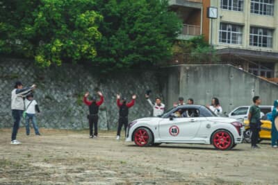 退場時にはイベントスタッフやメーカーのスタッフらがオーナーたちに笑顔で手を振り、「いってらっしゃい！」と挨拶を交わした