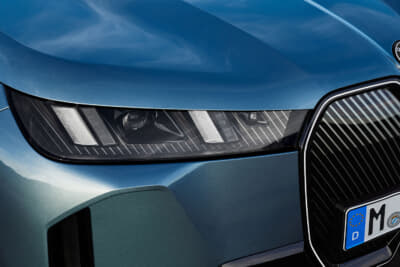 BMW iX:ヘッドライト内ディテールにはキドニー・グリルに採用のストライプパターンを反映