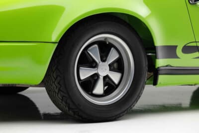 30万2000ドル(邦貨換算約4450万円)で落札されたポルシェ「911カレラ 2.7タルガ」(C)Courtesy of RM Sotheby's