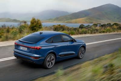 アウディSQ6 e-tron Sportback:屈強さを主張する張り出したホイールアーチとワイドトレッドと太いタイヤで堂々たる存在感