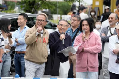 イタリア車とアメリカ車の祭典「チャオ！2025」の会場、丹波ワイン前でのPC競技ではモータージャーナリスト 嶋田智之さん、西川淳さん、フリーアナウンサーの中島秀之さんの解説が楽しめた