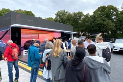 中国の馴染みのないEVメーカーのノベルティ配布場所には数多くの来場者が集まっていました