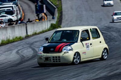 ダイハツ エッセ:学生クラス優勝の385号車IUAC LOCK-TIGHT ディクセル エッセ